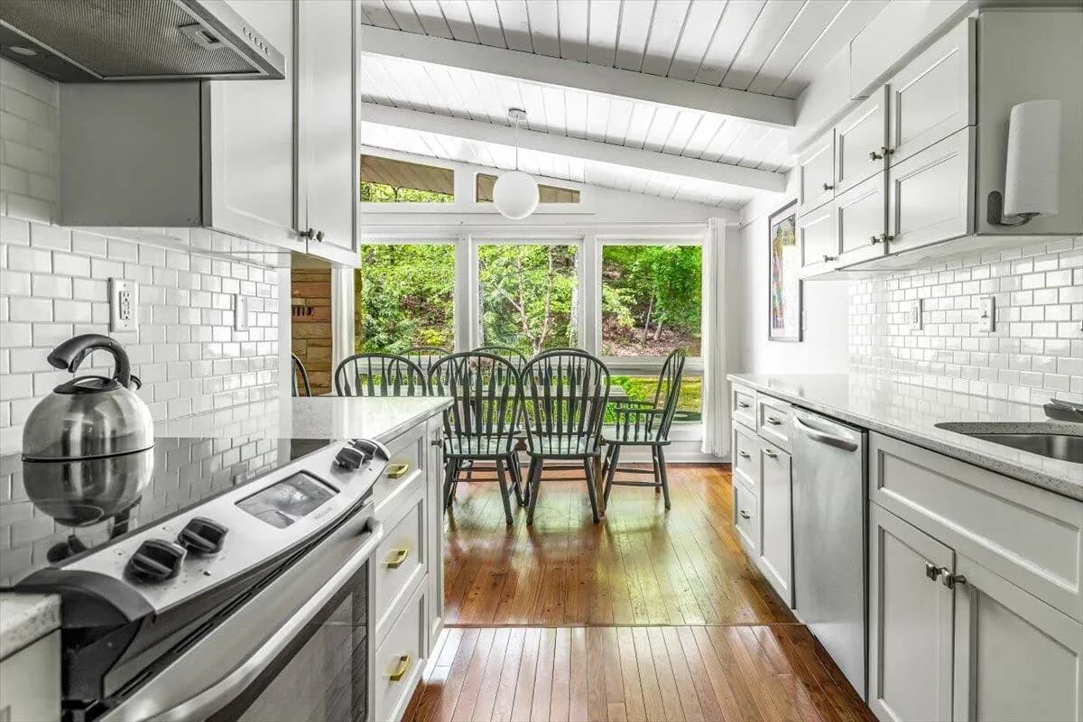 Kitchen with Dining Table