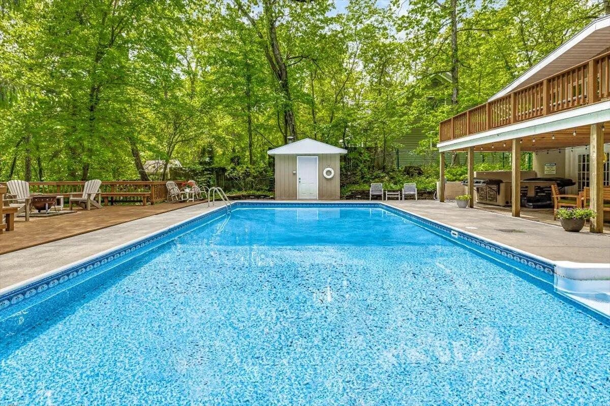 Swimming Pool with Lots of Hosting Space